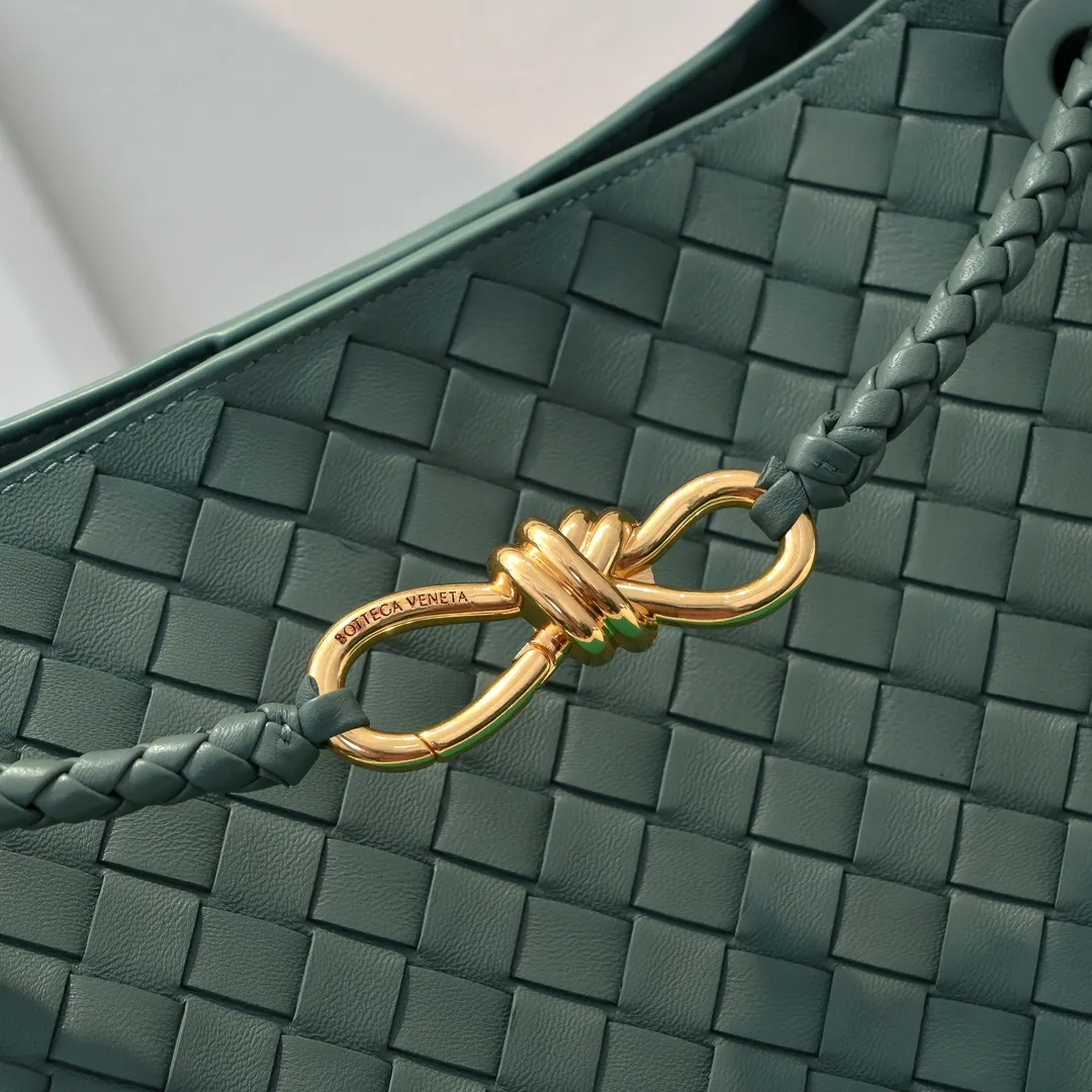 The 2023 new Andiamo batch of 2260 BV has been shipped‼ ️Really popular🔥The new Andiamo woven handbag launched by Bottega Veneta this season is really popular all over the world! ! Celebrities at home and abroad have worn it, and Oscar-winning actress Michelle Yeoh has taken it out on the street. Song Jia, Trai Yara, Yu Feihong, Sanji Ayaka, Rosie Hunting-Whiteley, Yoshioka Riho, etc. have all picked up this bag. It is classic and versatile, showing off its temperament, and the bag capacity is also large, which is very convenient for daily commuting! ! A variety of carrying methods, the shoulder straps can be adjusted by yourself, the original lambskin feels soft and delicate, and the unisex style breaks gender boundaries and brings a more practical and longer-lasting use experience. Andiamo, which has both elegant and casual styles, perfectly interprets the true appearance of "fashionable old money style". Style number: 8463 Size: 32*24*12